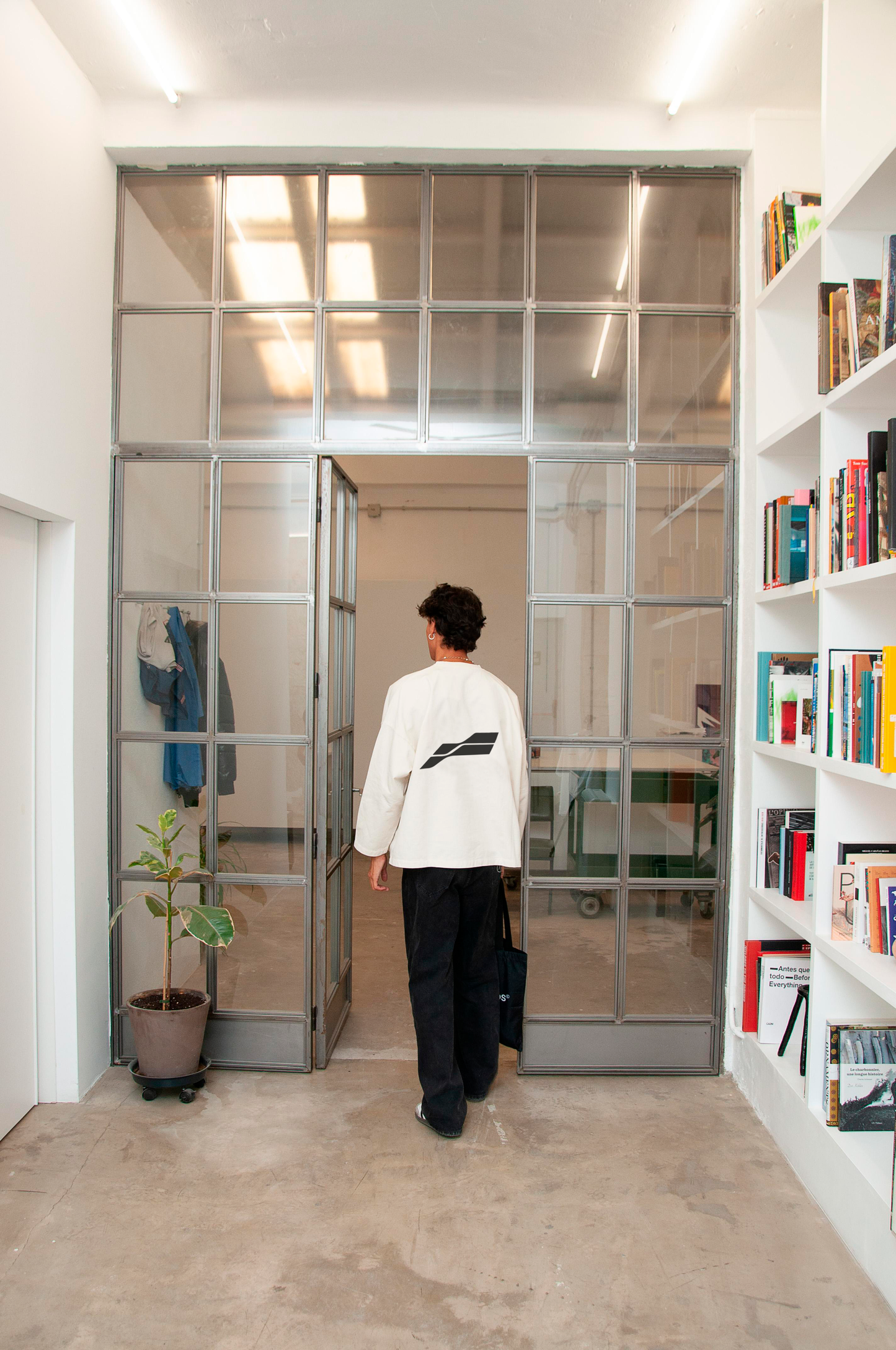 H LOGO BEIGE CREWNCECK